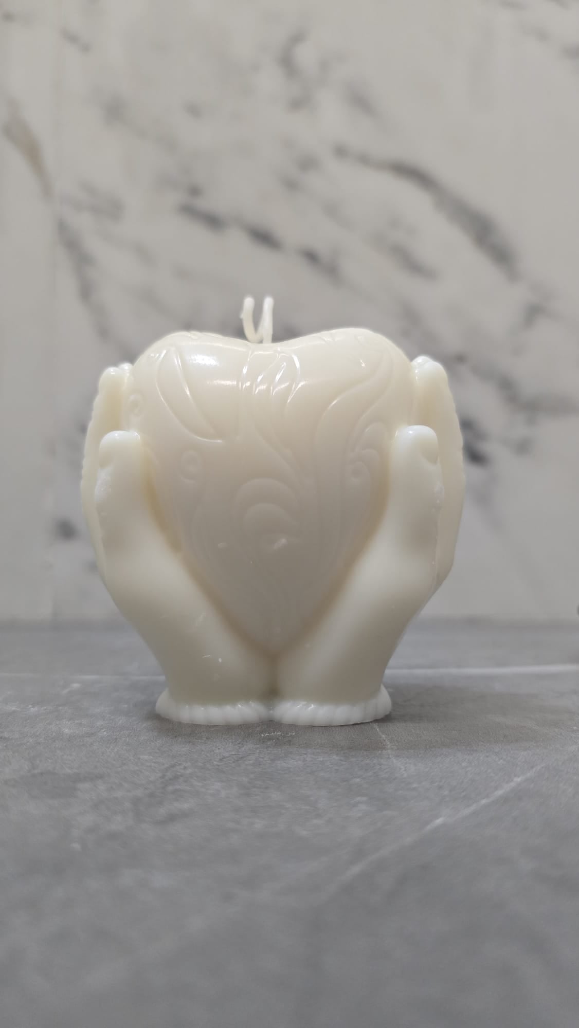 Corazon entre manos