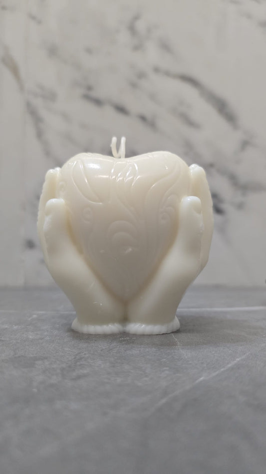 Corazon entre manos
