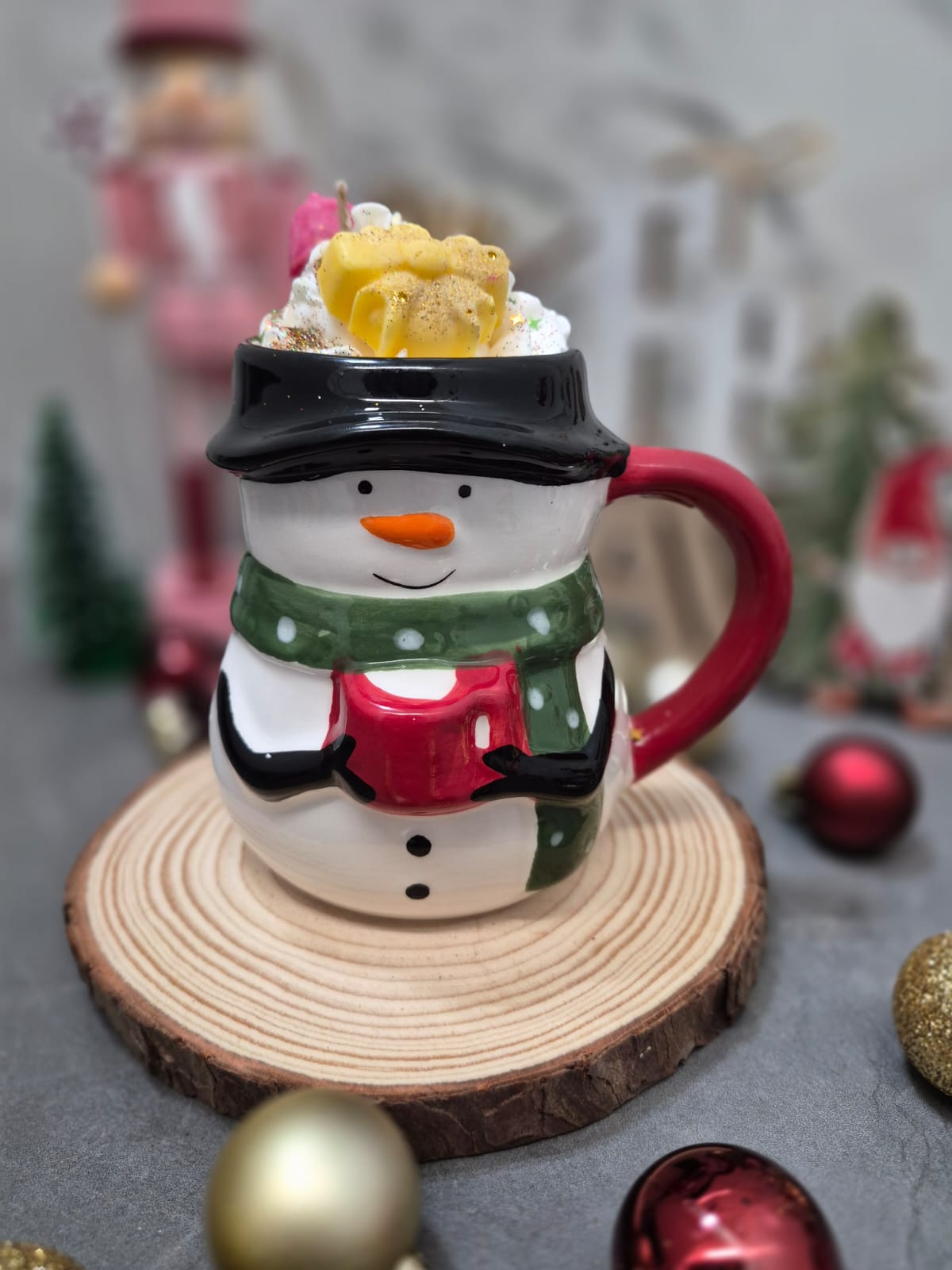 Vela Artesanal Navideña en Taza de Cerámica