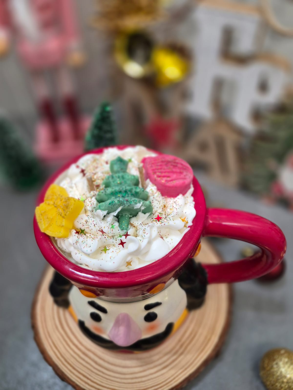 Vela Artesanal Navideña en Taza de Cerámica