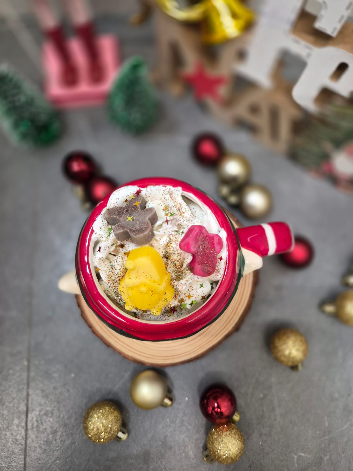 Vela Artesanal Navideña en Taza de Cerámica