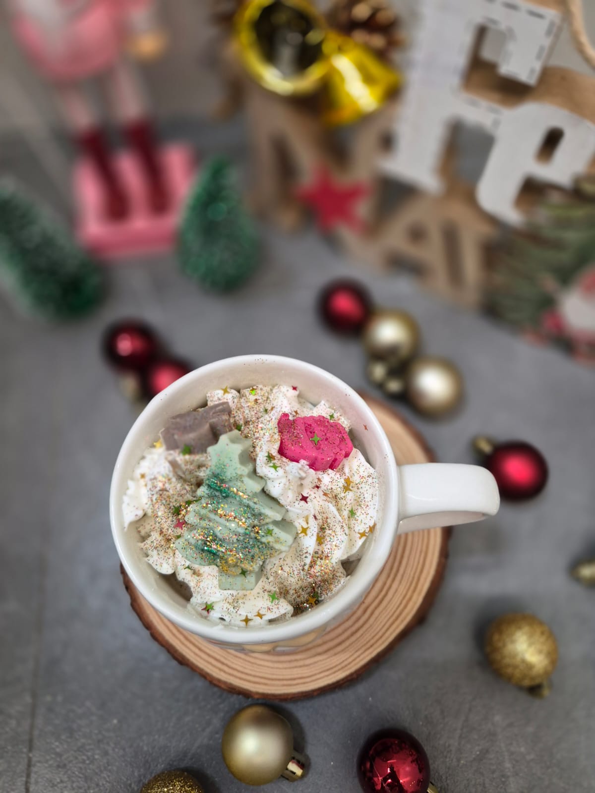 Vela Artesanal Navideña en Taza de Cerámica